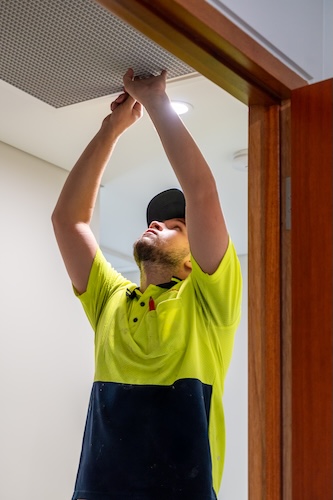 air con expert fixing air conditioning vent